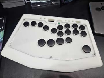 【EVOJ2025】マイクロスイッチ搭載レバーレス「Rushbox Click」展示。マウスのような打鍵感を触れる