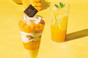 ゴディバカフェ25年夏スイーツ、“マンゴーとレモン”のふわふわ泡ホイップのせパフェ＆ソーダドリンク