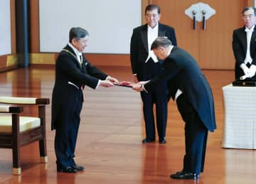 皇居で春の叙勲、大綬章親授式　大島元衆院議長ら