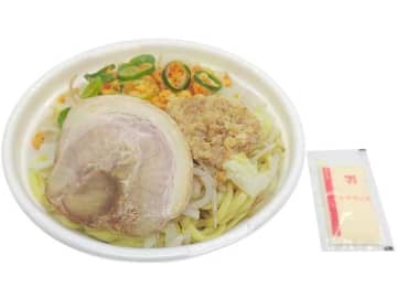 もやしキャベツに背脂とたっぷりのニンニク入り、後かけマヨで844kcalの豚骨醤油まぜそば! セブン‐イレブンが「ニンニクたっぷり マヨネーズまぜそば」を発売
