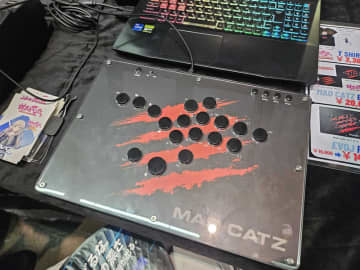 【EVOJ2025】Mad Catz初のレバーレス「N.E.K.O」、会場価格14,000円で販売