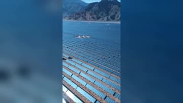 砂漠に広がる太陽光パネル　中国内モンゴル自治区
