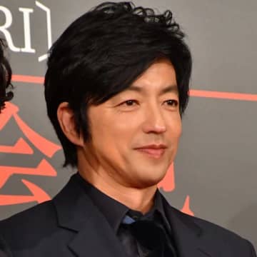 大沢たかお、オフィスワーク風の微笑みSHOTにファンうっとり「横顔が美しすぎ」「素敵︎‪です」