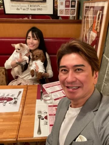川崎麻世、妻・花音さん＆愛犬とGW最後の休みにレストランへ「連れて行ってとお願いされていた」