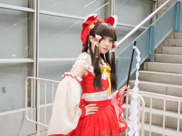 「スカートにボリュームを出すなど女の子らしい要素も」ギャップを狙った『東方』霊夢のコスプレ