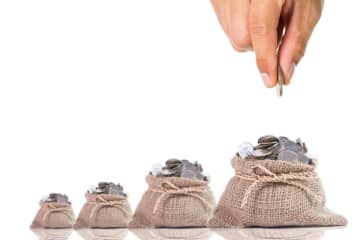 祖父母から就職祝いでもらった「400万円」。タンス預金にして少しずつ使えば課税されませんか？