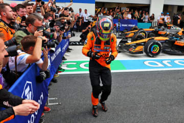 F1 Topic：アメフトでお馴染みの『グリディ』を披露したピアストリ。何かの縁を感じさせる著名選手の直伝ダンス