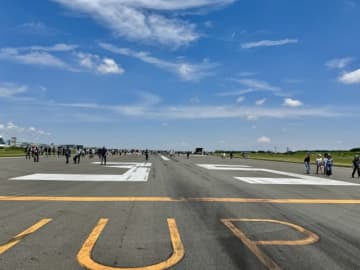 空自入間基地、ランウェイウォーク開催 航空機・車両の地上展示も