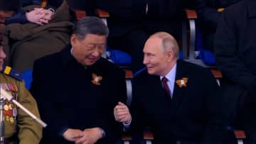 プーチン大統領と習近平国家主席が隣り合わせに座りドイツ戦勝80年を祝う軍事パレード見守る　20カ国以上の首脳が参列、結束アピール