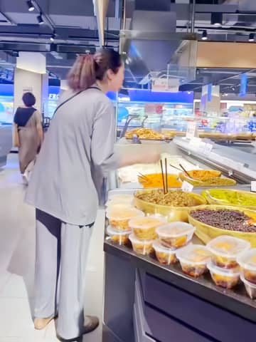 スーパーの試食で口を付けた取り箸をそのまま漬物の山にズブリ！―中国