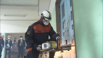解体中の小学校で災害想定した救助訓練…建物が倒壊し人が閉じ込められた想定でエンジンカッターなどを使った救助の流れを確認　東京・武蔵野市