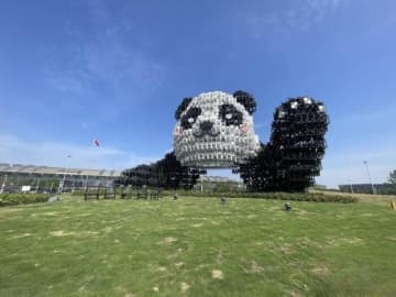 四川省の成都双流空港に巨大なパンダのインスタレーション―中国