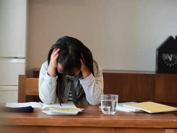 運動会では「きっと転ぶ」、私立高受験に失敗し「親思いだね」。母の「呪い」に苦しむ女性の人生