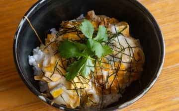 余ったおでんでつくる「おでんの卵とじ丼」の調理方法