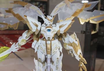 白とゴールドが神々しい「MG 1/100 ガンダムエピオンEW [CROSS CONTRAST COLORS / CLEAR WHITE]」発売中！【ガンダムベース撮り下ろし】