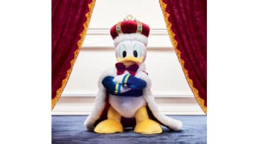 6月9日はドナルドの誕生日！王様コスチュームのぬいぐるみや思わず触りたくなる“ふわもこ”質感のグッズなど盛りだくさん！
