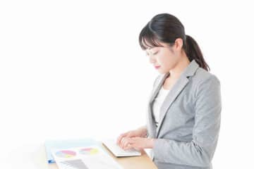 【2025年】社会人4年目の平均貯金額は176～214万円！お金を貯めるコツや資産運用方法を紹介