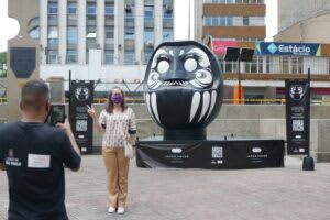 ルッパ＝リベルダーデ広場に巨大黒だるま！