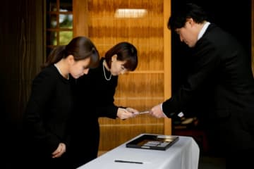 「最後まで集団でたかられた」母の通夜で“大宴会”　寿司追加、挙げ句に持ち帰った親族に怒る女性