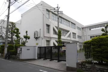 立川市小学校〝殴り込み〟事件　実行犯２人の「実名非公表」のワケ　保護者から不満も