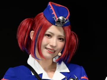 えなこ、レジェンド格ゲープレイヤーと“片思いハート”を披露　ファン爆笑「あまりにも有名な写真の再現w」