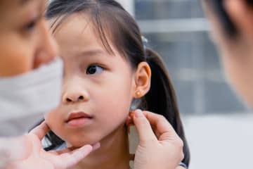 SNSで母親が ”5歳の女の子” の『ピアスを開ける動画』を公開しコメント殺到 ネットで話題に「いちいちそれをSNSで公開するから批判されるんだよ」「ピアスを開けさせない親が多数派。それをわからず投稿したらこうなりますよ」