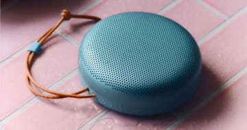 進化したB&Oのラウンド型Bluetoothスピーカー「Beosound A1 第3世代」登場！