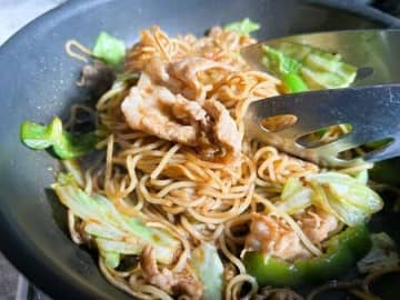 「焼きそばの麺はほぐしません！」達人が教える"本当に美味しい"焼きそばの作り方。これはめちゃウマです♡