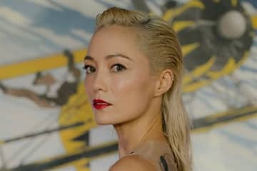 「刺激が強い」都庁に降臨！ミッション・インポッシブル女優の大胆ドレスにファン悶絶