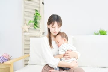 友人が「シングルマザー」になったのですが、節約はするものの想像より変化は小さいと言います。ひとり親への「国の支援」はかなり手厚いのでしょうか？