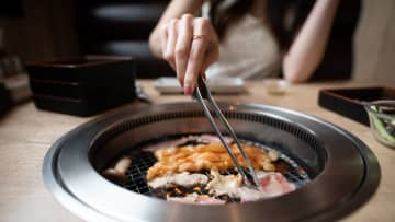 なぜ「ひとり焼肉」と言うのに、「ひとりコンビニ」とは言わないのだろうか――「おひとりさま」消費に関する一考察