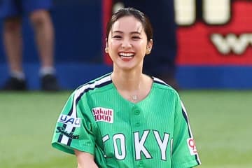 神宮に降臨した“勝利の女神”　ワンバウンド投球も…笑顔で場内魅了「めちゃくちゃ可愛い」
