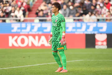 浦和に朗報…負傷交代の西川周作は軽傷か　スコルジャ監督が言及「ピッチで見る日は遠くない」
