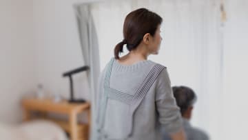 絶望しかありません…〈年金月18万円〉67歳夫、心筋梗塞で急逝。残されたのは65歳妻と認知症の義父、突きつけられた過酷な現実