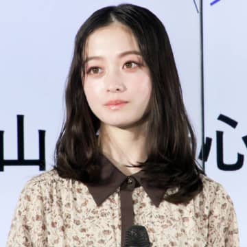 橋本環奈、真剣な眼差しの『天久鷹央の推理カルテ』オフSHOTに「凛々しくて可愛い」「どの角度も最高」の声