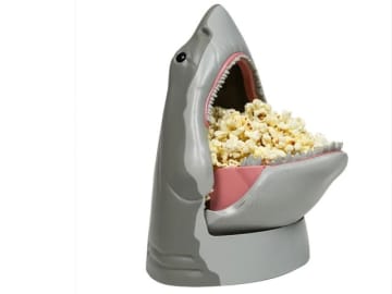 映画「ジョーズ」50周年、サメ型ポップコーンバケツが6000円超でも品切れに