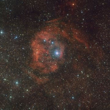 来訪者を包む赤い輝き　輝線星雲「Sh2-46」【今日の宇宙画像】