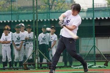 50歳の松井秀喜氏、野球教室で豪快な柵越え披露　子どもの「ホームラン」コールに応える