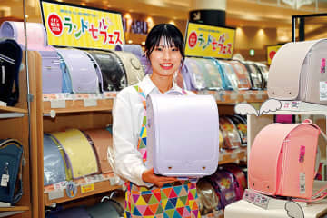 来春の新小学1年生に！ランドセル商戦がピーク　色やデザイン、機能が多様化…現物販売から予約販売へ、消費者の行動が変化　売り上げ全体の4割が高額商品　シンプルなデザインが人気集める