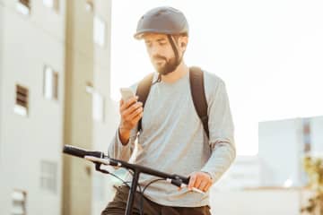 自転車に乗りながら「イヤホン」で音楽を聴いて走行！ 青切符なら「反則金5000円」になるって本当？ 周りの音が聞こえていれば大丈夫？ 注意点を解説