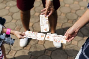 子どもが「ディズニーランドに行きたい」というので、チケット料金を確認！→昔の「2倍」くらいの値段になっているけど、開園当初からどれだけ変わったの？「1デーパスポート」の料金推移を確認
