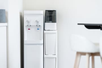 ショッピングモールでウォーターサーバーの営業を受けました。「ウォーターサーバー」と「ペットボトル」の水を買うのではどちらのほうが安いのでしょうか？