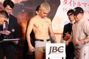 井岡一翔、51.9kgで計量パス！　昨年判定負けのリベンジマッチ、勝てば日本男子最年長記録を更新