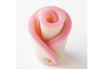 まるでバラの花！？紀文のかまぼこで作る、可愛い“デコかま”の楽しみ方。やさしく作れる基本のバラ