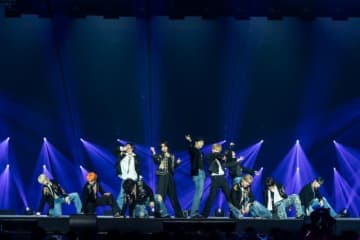 INI、〈KCON JAPAN 2025〉に登場 ニュー・アルバムから新曲「Potion」をパフォーマンス