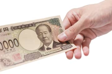 実家に暮らしている大学生の息子に「バイト代月6万」のうち「1万円」を家に入れてもらっています。これって普通なのでしょうか？