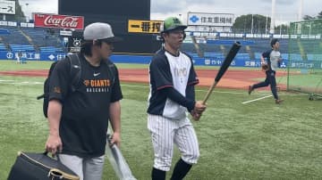 【きょうの1シーン】甲斐拓也のバットに増田珠が興味津々？　元ソフトバンクの2人