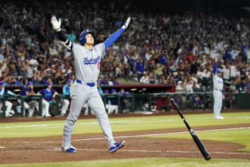 「もう全漫画の主人公」大谷翔平が決勝弾！ 華麗な“バット投げ”にバンザイポーズも話題に