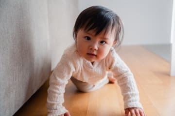 室内で起こる赤ちゃんの事故！3位は誤飲、2位は転倒、1位は…？小児科医が予防法も解説