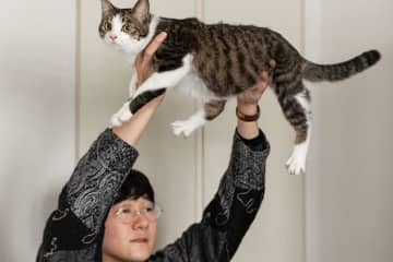 ロングコートダディ堂前 透さんの日々を覗き見！ 毎日楽しいねことの生活【最新号からちょっと見せ・担当編集のヒトコト】